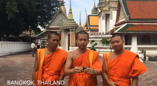 Genial: S-a plimbat in 11 tari cu un cub Rubik dupa el, 84 de straini l-au ajutat sa-l rezvolve: VIDEO