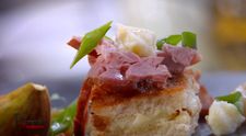 Aperitiv cu brânză de burduf, smochine, pastramă afumată și jumări