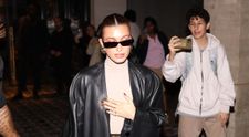 Cine ar avea curaj să iasă așa din casă? Hailey Bieber, în cea mai îndrăzneață ținută de până acum