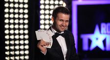 Magicianul Robert Tudor a reusit imposibilul. Numarul de magie cu doar 3 carti pe care nu o sa intelegi cum l-a facut