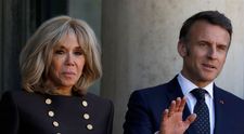 Soții Macron, apariție neașteptată după incidentul din avion. Brigitte, total schimbată