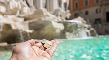 Ce se întâmplă, de fapt, cu toate monedele aruncate de turiști în Fontana di Trevi. Milioane de euro se adună în fiecare an