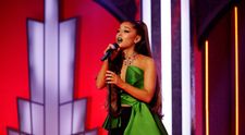 Un moment istoric în muzica mondială: Ariana Grande ocupă primele 3 locuri în topul Billboard Hot 100