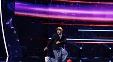 Premieră la Românii au talent! „Regele șepcilor” a făcut spectacol cu un număr cum nu s-a mai văzut pe scena talentelor. Andi Moisescu: „Cred că ești unic în lume!”
