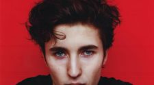 Tatăl său este un star de la Hollywood care a revenit în forță după 15 ani, câștigând primul său Oscar. El are 21 de ani și a debutat ca model