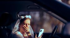 O mireasă din Râmnicu Vâlcea a fost bătută de soț de față cu invitații! Bărbatul s-a năpustit asupra ei, după ce femeia s-a certat cu soacra sa. De la ce a început conflictul