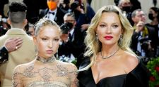 Kate Moss și fiica Lila, apariție spectaculoasă la Met Gala 2022. Tânăra a purtat o rochie transparentă