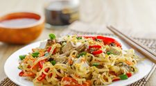 Chinezesc cu paste de orez, porc si pui cu legume