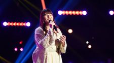 Ioana Moldovan, tânăra de 18 ani care visează să vindece oamenii prin muzică, a întors trei scaune la Vocea României 2025: „Ai durere în voce, ai știut să cânți piesa asta!”