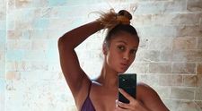 Lora, mii de like-uri pentru o fotografie incendiară! Apare în cadă, cu trupul gol acoperit doar cu flori