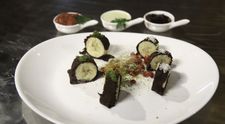 Reteta Catalin-Alexandru Codreanu: Sushi din clatite de ciocolata cu banane si trei sosuri