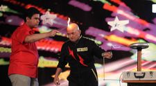 Omul-baterie, sarbul care prajeste mici cu mana, a facut un show cu scantei la 