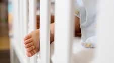 Incident tragic într-un bloc ANL din Dolj! Tavanul unui apartament a căzut peste pătuțul unui bebeluș! Ce s-a întâmplat cu micuțul