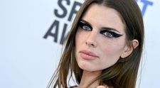 Julia Fox, o nouă apariție extravagantă. A purtat o rochie decupată, care i-a lăsat lenjeria intimă la vedere