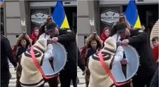O ceată de colindători, printre care și copii, combătută violent de Poliția Sectorului 5 din Capitală! Un om al legii a fost filmat cum distruge instrumentele muzicale