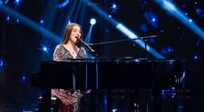 Un pian și o voce care sună dumnezeiește! Isabela Stănescu, finalistă în sezonul 9, a revenit pe scena de la Românii au talent și a cântat celebra piesa „Ederlezi” cum n-ai mai auzit-o vreodată