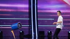Românii au talent, 13 februarie 2026. S-a legat la ochi, dar a găsit echilibrul perfect. Fei Liming, record mondial și un moment care a ridicat jurații în picioare: „Sfidează legile fizicii”