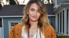 Paris Jackson, cu iubitul la un eveniment organizat în memoria tatălui ei