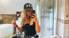 Și-a făcut un selfie sexy în baie și a postat imaginea pe Instagram. Detaliul omis a făcut-o de râs pe tot internetul