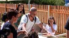 VIDEO Petruța Petre și copiii ei, primiți cu pizza în noua lor casă