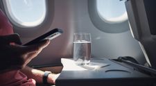 Ce se întâmplă dacă nu activezi modul avion în timpul zborului. Răspunsul sincer al unui pilot: „Nu cade avionul, dar e enervant și riscant”