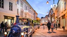 Ce prețuri sunt la Târgul de Crăciun din Sibiu. Localnicii îi avertizează pe vizitatori: „Tot din supermarket mâncați...”