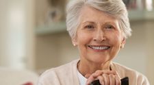 Menopauza, un pericol pentru dantură! Sfaturile medicului stomatolog Sorina Stroe