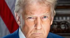 Portretul oficial al lui Donald Trump s-a viralizat instant. Detaliul care le-a atras atenția tuturor: „Chiar crede că asta îl face să pară dur? Arată ridicol!”
