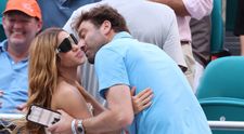 Zvonurile se confirmă: Shakira se iubește cu un actor din serialul “Emily in Paris”, cu 16 ani mai tânăr decât ea