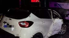 Urmărită de poliție, o femeie a murit după ce a intrat cu mașina furată într-un camion. În vehicul se afla și fiica ei de 13 ani care a ajuns la spital