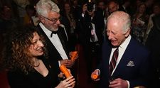 Cum arată Regele Charles în cele mai noi imagini. Reacția monarhului când membrii unei orchestre l-au invitat să cânte la un instrument făcut dintr-un morcov