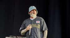 N-ai cum să-l recunoști! Starul anilor ’90 și-a șocat complet fanii. A apărut complet schimbat pe scenă, la 53 de ani