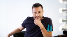 Pentru al șaptelea an consecutiv, Adrian Perjovschi anunță trendurile în hair-style și beauty pentru 2025 printr-un shooting-show de colecție, „Natural born beauty”