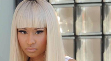 Nicki Minaj, in cea mai indrazneata fotografie de pana acum. S-a pozat topless, cu telefonul mobil