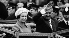 Gestul amuzant al Reginei Elisabeta, când l-a primit pe Ceaușescu la Palatul Buckingham