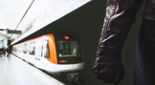 VIDEO | Imagini desprinse din filmele de groază. O femeie a fost împinsă în fața metroului