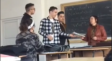 Scene șocante într-un liceu din Pitești! Cum a reacțioant un elev după ce profesoara i-a dat nota 3: „O să fac ceva foarte urât!”