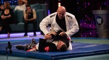 Lucian Ghimiși, luptă aprigă cu fostul kickboxer Cătălin Zmărăndescu la „Săriți de pe fix”: „Mamă, ce fibră are!”