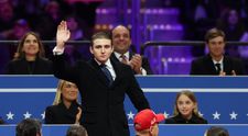 Semnificația gesturilor ciudate făcute de Barron Trump la învestirea tatălui său. Experții în comportament au dezvăluit ce a vrut să transmită
