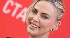 La aproape 50 de ani, Charlize Theron arată splendid în costum de baie. Cum a apărut la plajă în vacanța din Mexic