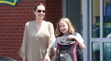 FOTO Fiica Angelinei Jolie și-a scos iepurașul de companie la cumpărături