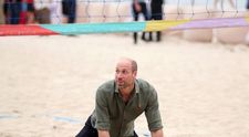Prințul William, complet absorbit de jocul de volei pe plaja Copacabana, în timpul vizitei sale în Brazilia
