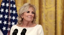 Gafa comisă de Jill Biden a ajuns virală! Prima doamnă l-a sărutat pe Douglas Emhoff, soțul vicepreședintei Kamala Harris