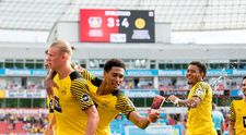 VIDEO Un fotbalist din Bundesliga a prins un pahar cu bere aruncat din tribună și l-a dat pe gât, pe teren