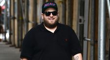 Dupa ce a slabit peste 40 de kilograme, Jonah Hill surprinde din nou. Cum arata cu parul lung, blond si barba
