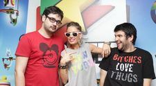 Andreea Banica debordeaza de sex-appeal. Pantalonii imposibil de scurti care au adus vara in studioul ProFM