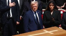 Donald și Melania Trump, separați după funeraliile Papei Francisc! Cei doi și-au luat rămas bun și au plecat în direcții opuse, fiecare în treaba sa. Unde au fost văzuți