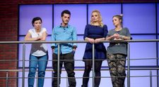 Echipa albastră urcă la balcon. Reacția concurenților din echipa roșie: „Maria a dus echipa sus”