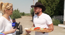 De la oraș la căruță: tânărul care s-a făcut fermier și nu ratează nicio ediție Vorbește lumea! Poveștile telespectatorilor de 10, la 10 ani de Vorbește lumea: 