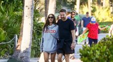 David Guetta, surprins la plajă alături de iubita cu 25 de ani mai tânără. Cum arată actrița care l-a cucerit pe DJ